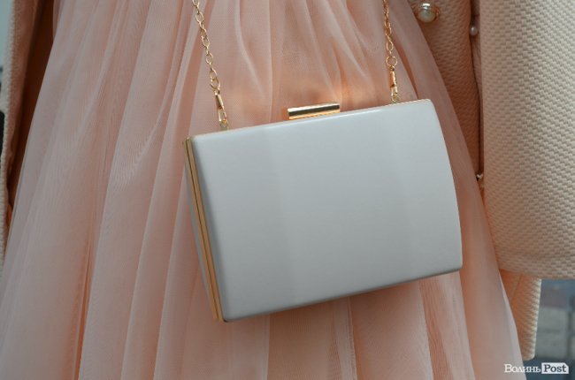 Елегантні сукні та маленькі клатчі: у що вбрались луцькі випускниці. ФОТО