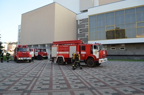 Пожежники спробували гасити пожежу в драмтеатрі. ФОТО