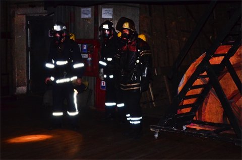 Пожежники спробували гасити пожежу в драмтеатрі. ФОТО