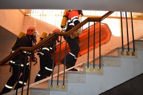Пожежники спробували гасити пожежу в драмтеатрі. ФОТО