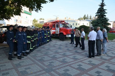 Пожежники спробували гасити пожежу в драмтеатрі. ФОТО