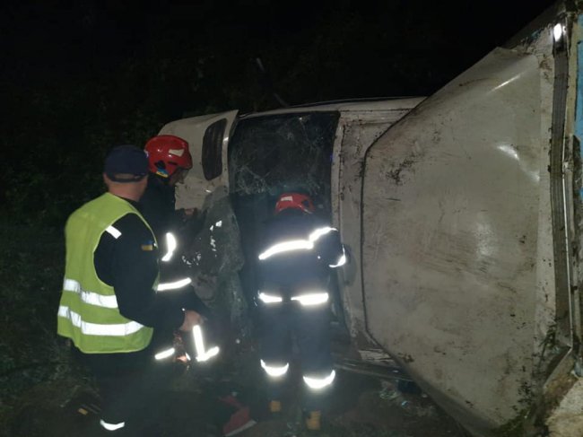 Поблизу Рівного зіткнулися фургон та автобус, в якому було пів сотні людей. ФОТО