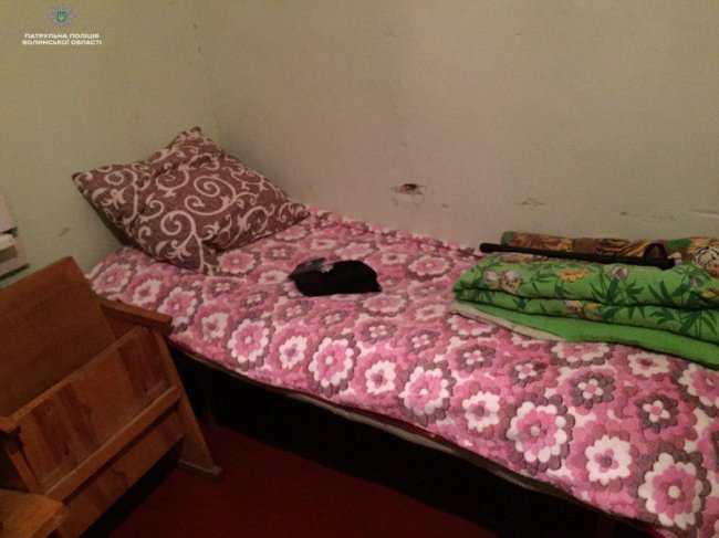 Патрульні показали, у яких умовах жили у волинській «глибинці» під час виборів. ФОТО