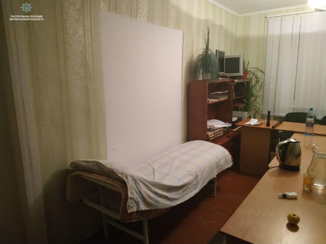 Патрульні показали, у яких умовах жили у волинській «глибинці» під час виборів. ФОТО