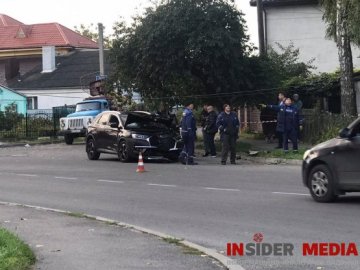 У Луцьку водій кросовера не впорався з керуванням та врізався у стовп