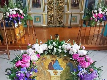 Квіти для храму: лучанка розповіла, як прикрашає монастир на великі свята 
