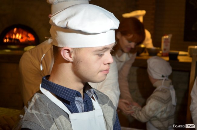 Як Савченко з особливими дітками піцу робив. ФОТО