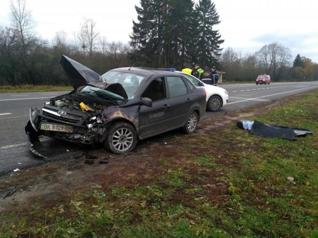На трасі Рівне-Володимир-Волинський зіткнулися дві автівки: троє постраждалих. ФОТО