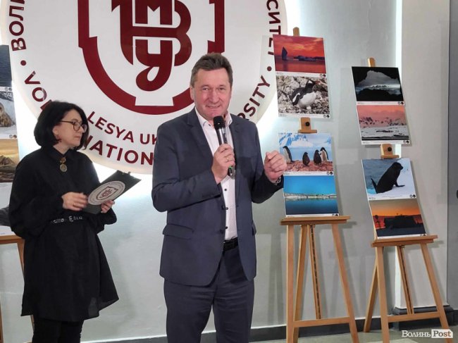 Бойові пінгвіни та збір коштів для ЗСУ: у Лесиному виші відкрилась фотовиставка полярника