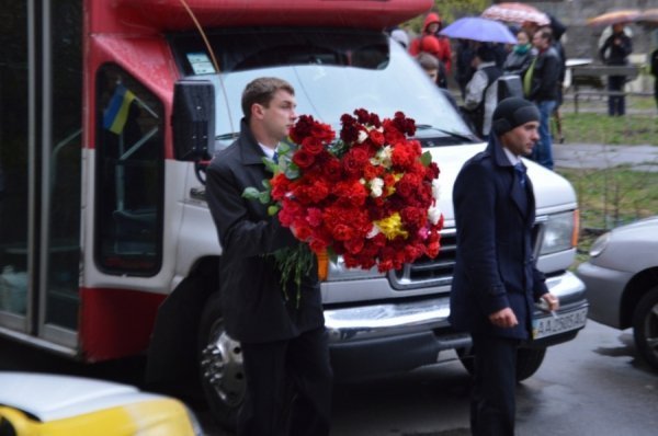 Під час прощання із Бузиною невідомі кидались на журналістів і проклинали їх. ФОТО. ВІДЕО