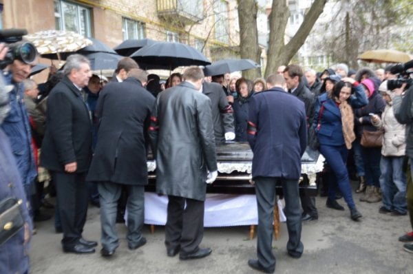Під час прощання із Бузиною невідомі кидались на журналістів і проклинали їх. ФОТО. ВІДЕО