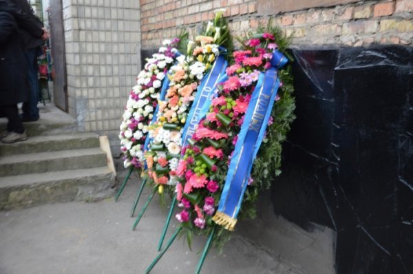 Під час прощання із Бузиною невідомі кидались на журналістів і проклинали їх. ФОТО. ВІДЕО