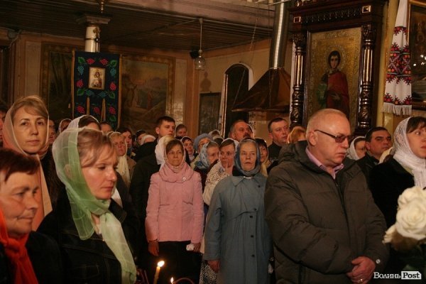 Пасхальна ніч у Луцьку: як святили паски у Покровській церкві. ФОТО