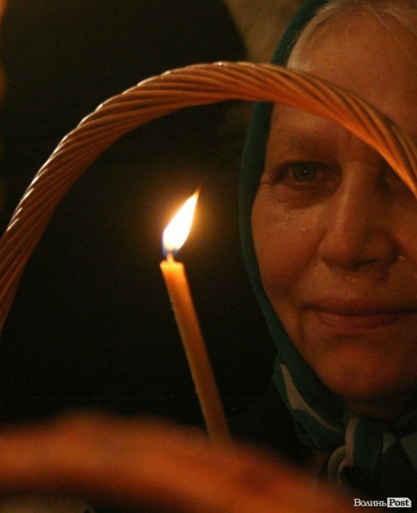 Пасхальна ніч у Луцьку: як святили паски у Покровській церкві. ФОТО
