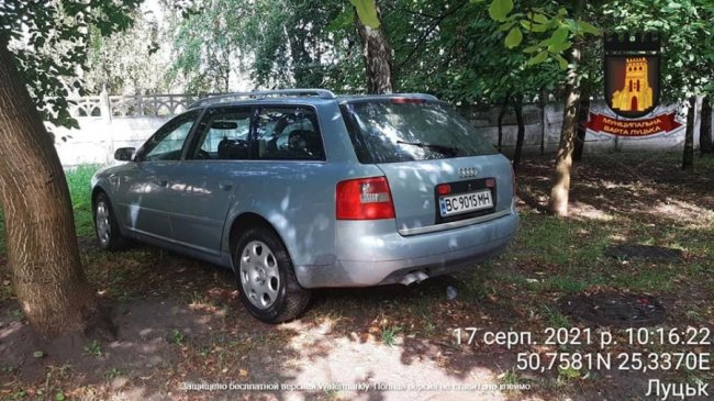 За стоянку на газоні луцькі водії заплатять штраф. ФОТО