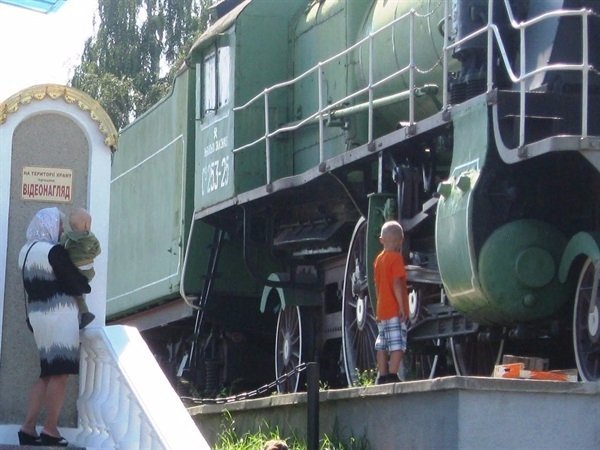 У Ковелі під пам'ятником влаштували сміттєзвалище. ФОТО