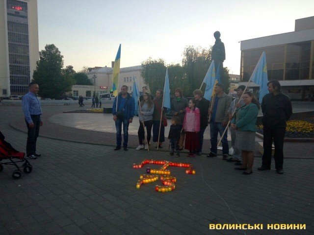 Лампадки в центрі Луцька: вшановують жертв депортації татар