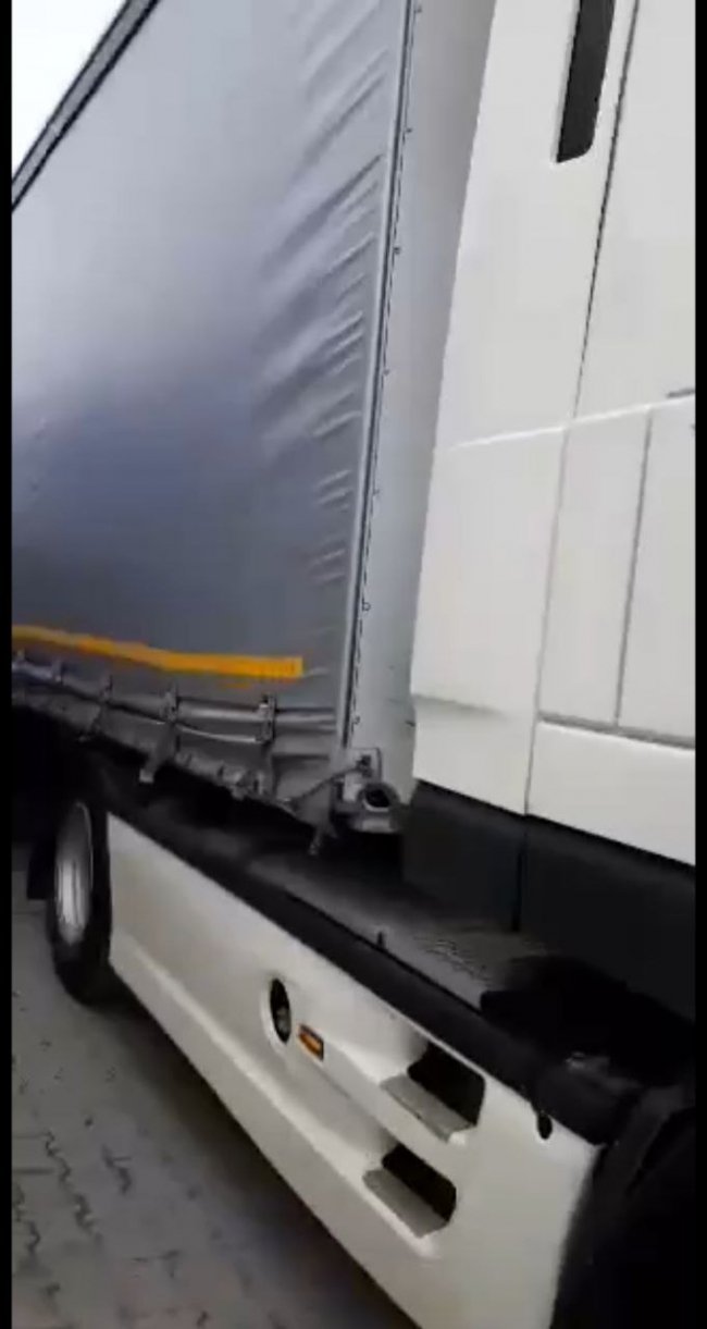 Польські протестувальники розвернули вантажівку з автомобілями для ЗСУ. ВІДЕО