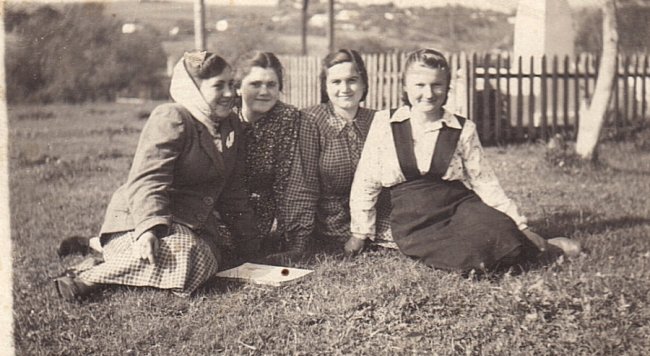 Волинянки на ретрофото часів першої половини XX століття