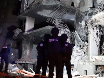 У Києві під завалами будинку, куди вдарила російська ракета, знайшли загиблого
