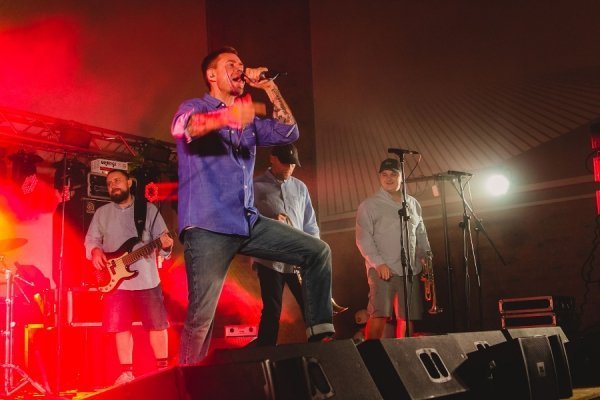 Танці та сльози щастя: «Ляпіс-98» зіграв «живий рок» для лучан