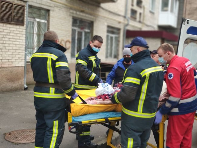 У Луцьку рятувальники допомогли медикам винести хвору жінку з квартири. ФОТО