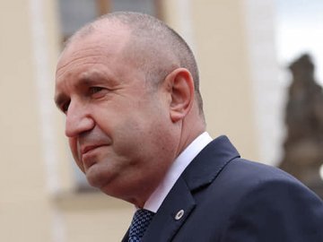 Президент Болгарії ветував угоду про постачання БТРів Україні