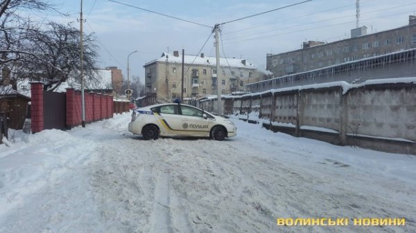 Вантажівка збила електроопору в Луцьку: водій утік