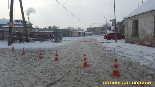 Вантажівка збила електроопору в Луцьку: водій утік
