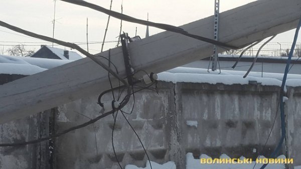 Вантажівка збила електроопору в Луцьку: водій утік