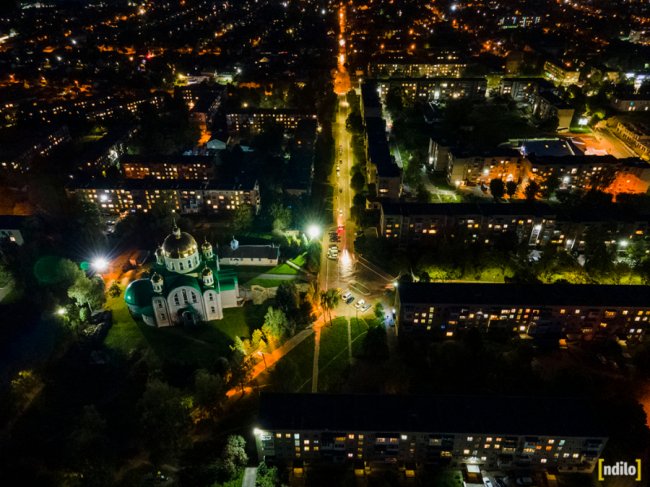 Яскраві вогні і завод, що «не спить»: показали, який вигляд з висоти вночі має місто на Волині. ФОТО