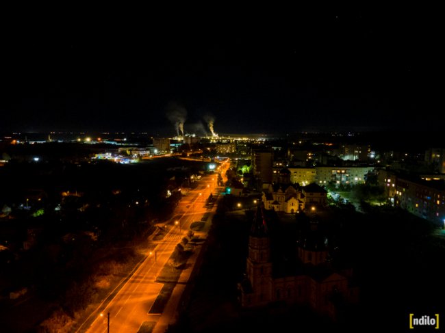 Яскраві вогні і завод, що «не спить»: показали, який вигляд з висоти вночі має місто на Волині. ФОТО