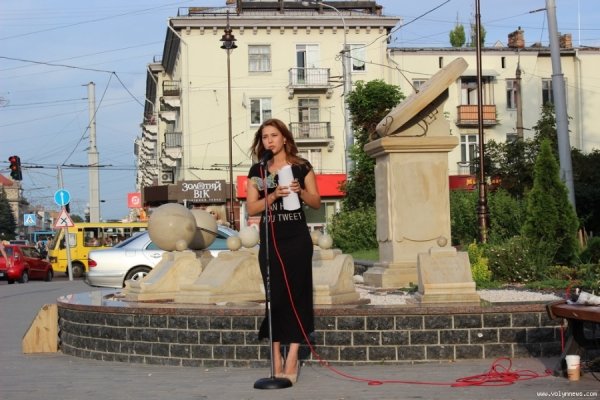 Поблизу луцького ЦУМу влаштували вечір жіночої поезії. ФОТО