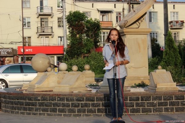 Поблизу луцького ЦУМу влаштували вечір жіночої поезії. ФОТО