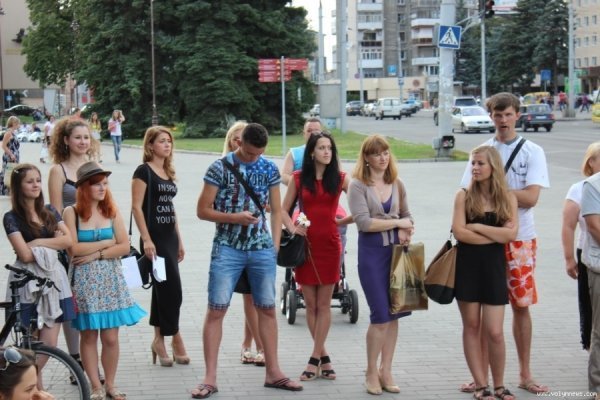 Поблизу луцького ЦУМу влаштували вечір жіночої поезії. ФОТО