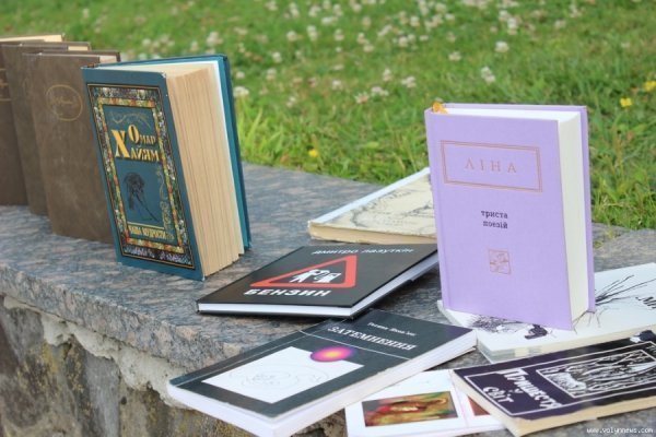 Поблизу луцького ЦУМу влаштували вечір жіночої поезії. ФОТО