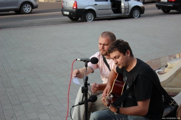 Поблизу луцького ЦУМу влаштували вечір жіночої поезії. ФОТО