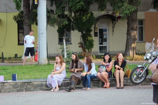 Поблизу луцького ЦУМу влаштували вечір жіночої поезії. ФОТО