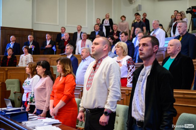 Білі, чорні, з кутасиками і без: які вишиванки одягнули депутати на сесію Волиньради. ФОТО