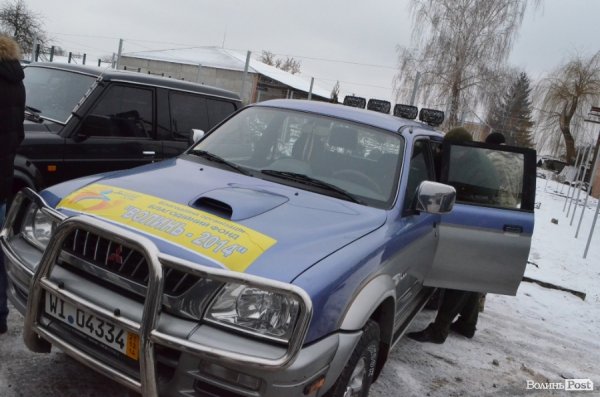 Бійцям «Правого сектору» Волині благодійники подарували позашляховика. ФОТО