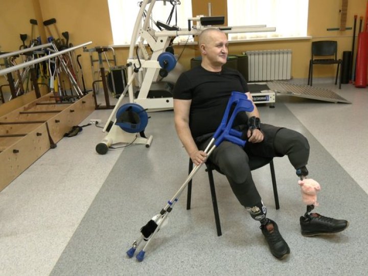 49-річний боєць із Луцька, якому амутували обидві ноги, вчиться ходити заново і збирає донати на трицикл