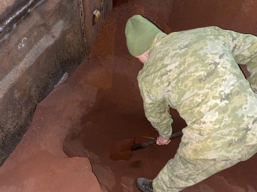 На Волині прикордонники відкопали 2 600 пачок цигарок у руді, що перевозили контрабандисти 