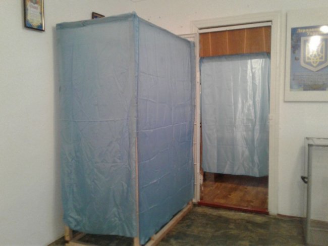 Не вистачає скриньок і кабінок: як на Волині стартували вибори