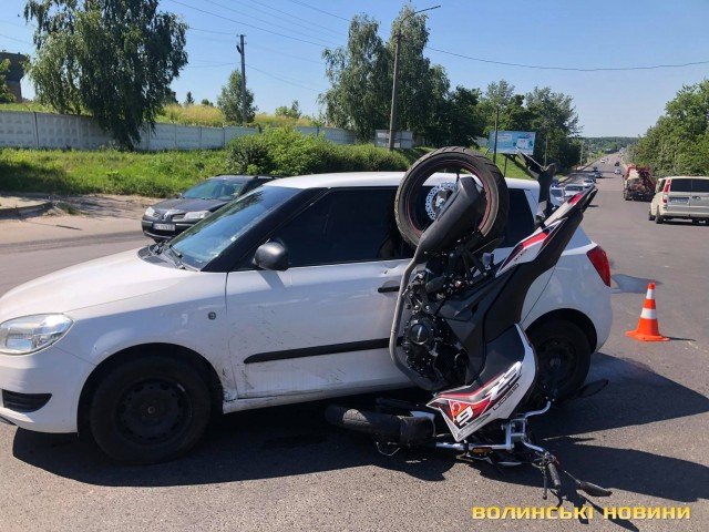 У Луцьку – аварія за участі легковика і мотоцикла, є постраждалий. ФОТО 