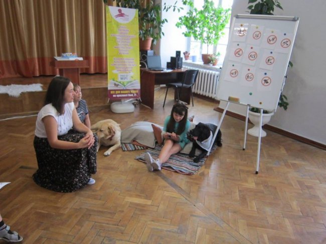 У Луцьку діти читали собакам книжки. ФОТО