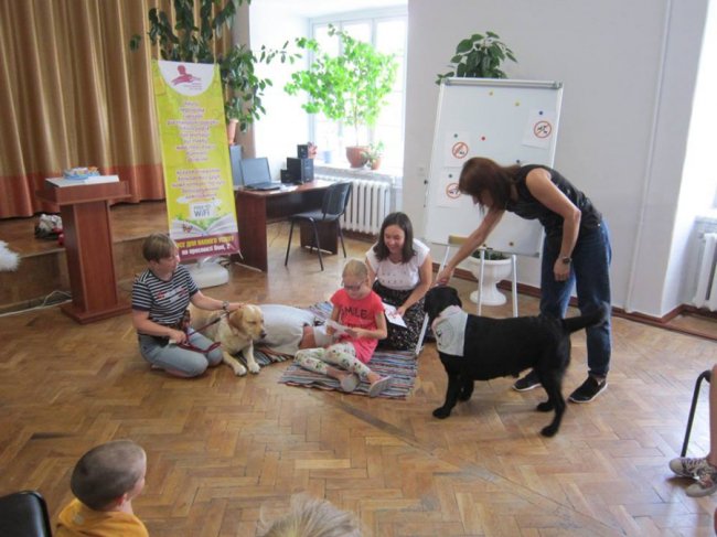 У Луцьку діти читали собакам книжки. ФОТО