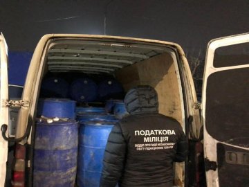 Поблизу Луцька затримали бус із 26 бочками спирту 