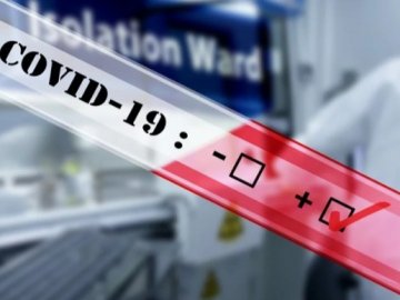 За добу до ковідних лікарень України потрапили 899 людей