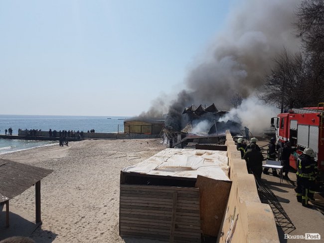В Одесі горить кафе на набережній. ФОТО. ВІДЕО