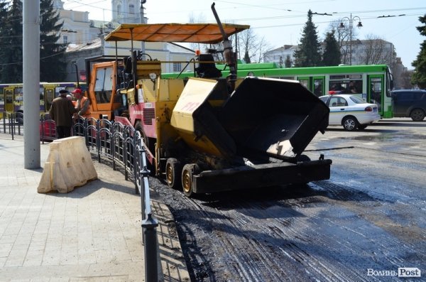 Біля луцького ЦУМу перекрили дорогу. ФОТО